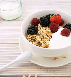 fiber-oatmeal-berries-yogurt